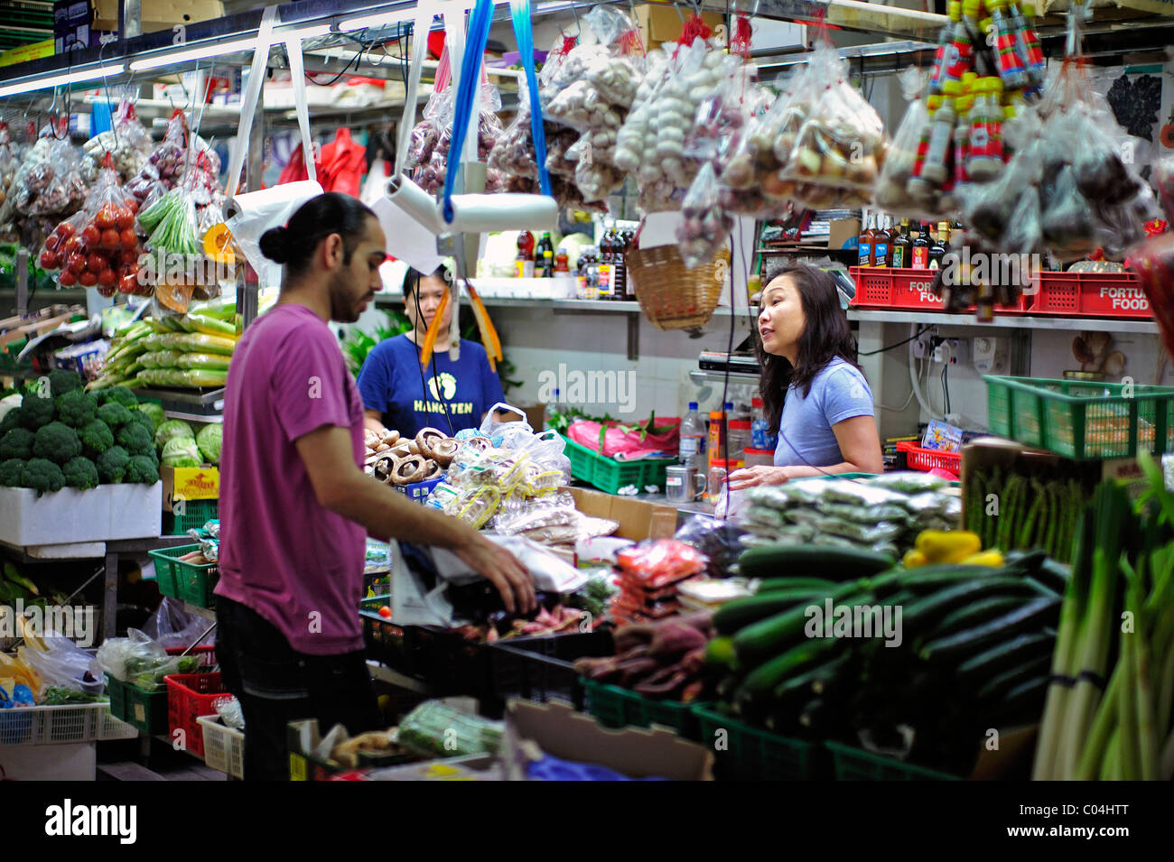 La frutta e la verdura in stallo il mercato coperto di Little India di Singapore Foto Stock