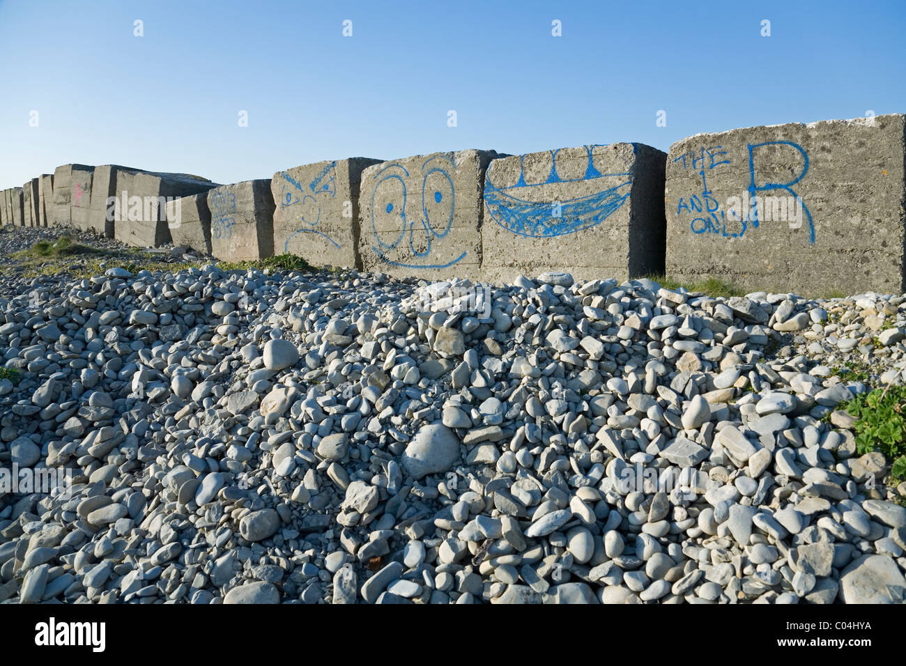 Spiaggia di guerra difese a Aberthaw, Galles del Sud Foto Stock