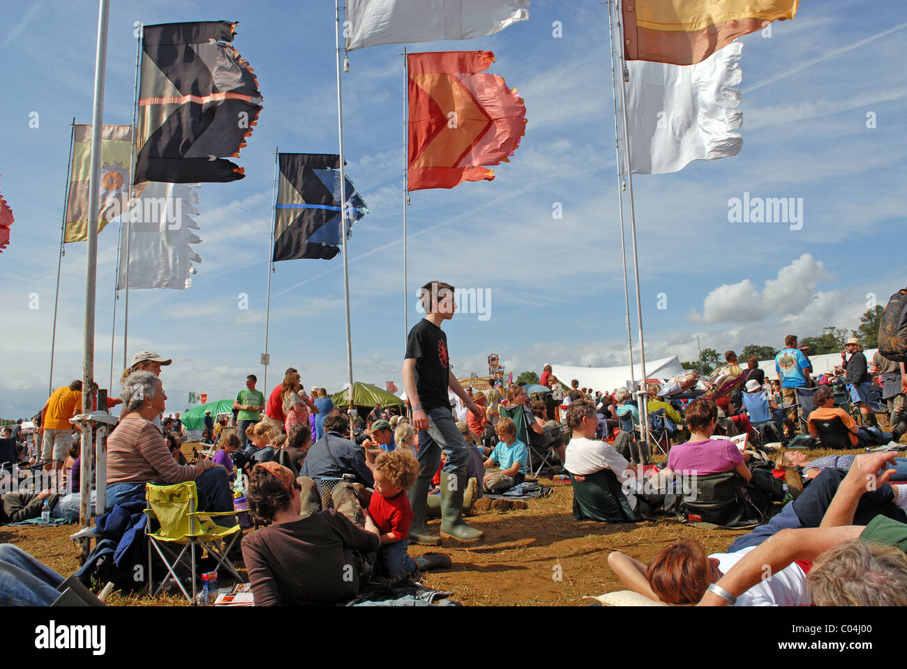 Persone e rilassante guardando una performance DEL FESTIVAL WOMAD, Malmesbury, Wiltshire, Regno Unito Foto Stock