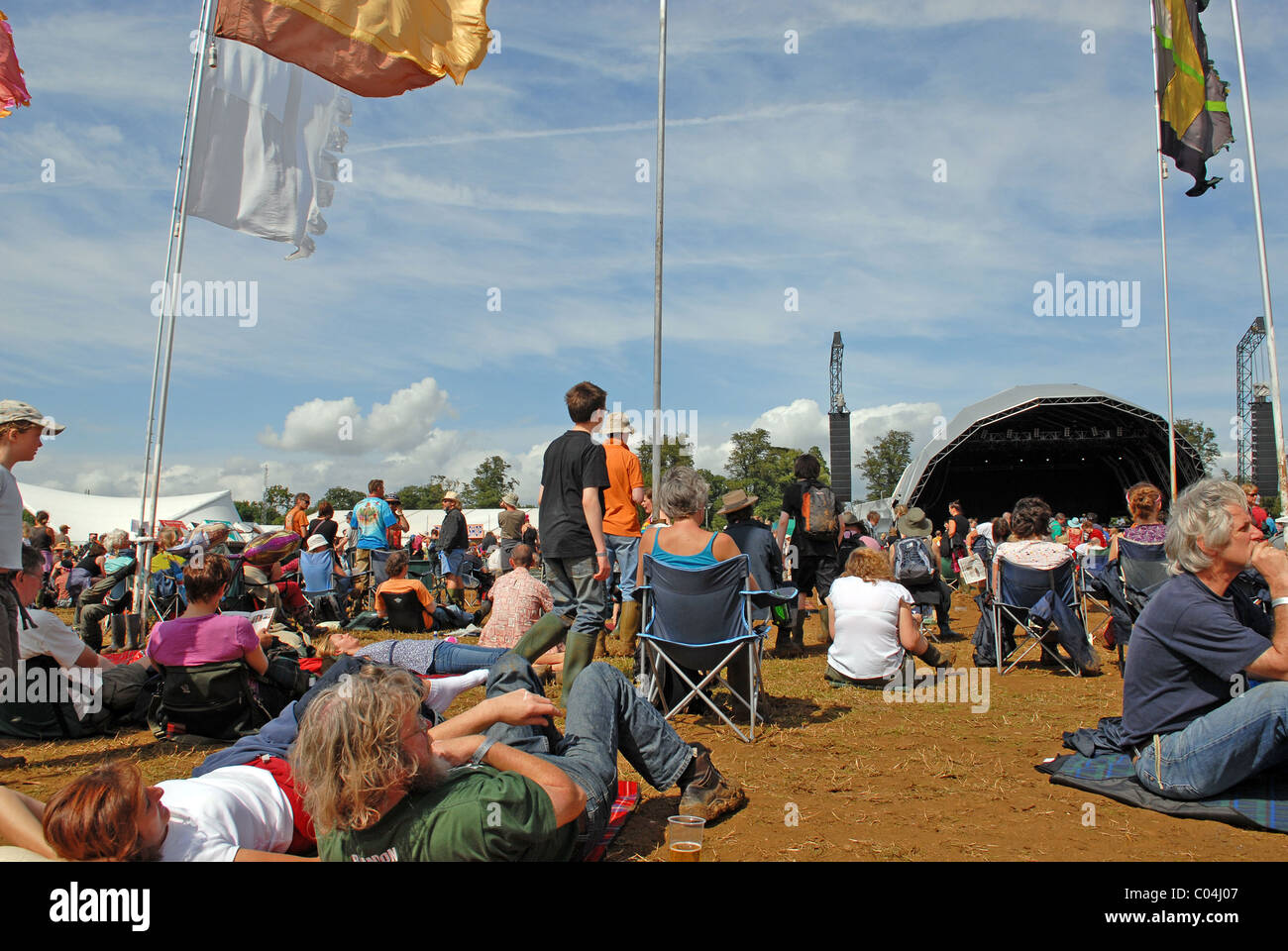 Persone e rilassante guardando una performance DEL FESTIVAL WOMAD, Malmesbury, Wiltshire, Regno Unito Foto Stock