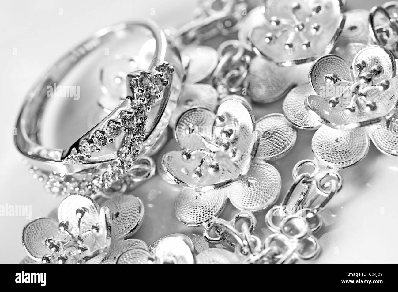 Gioielli in oro bianco anello e bracciale in sfondo bianco Foto Stock