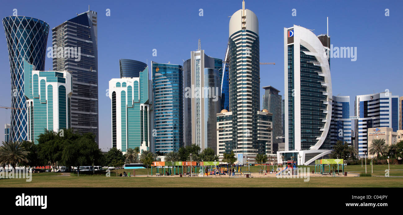 Il Qatar Doha, Al Corniche Street, architettura moderna, di un parco giochi per bambini Foto Stock
