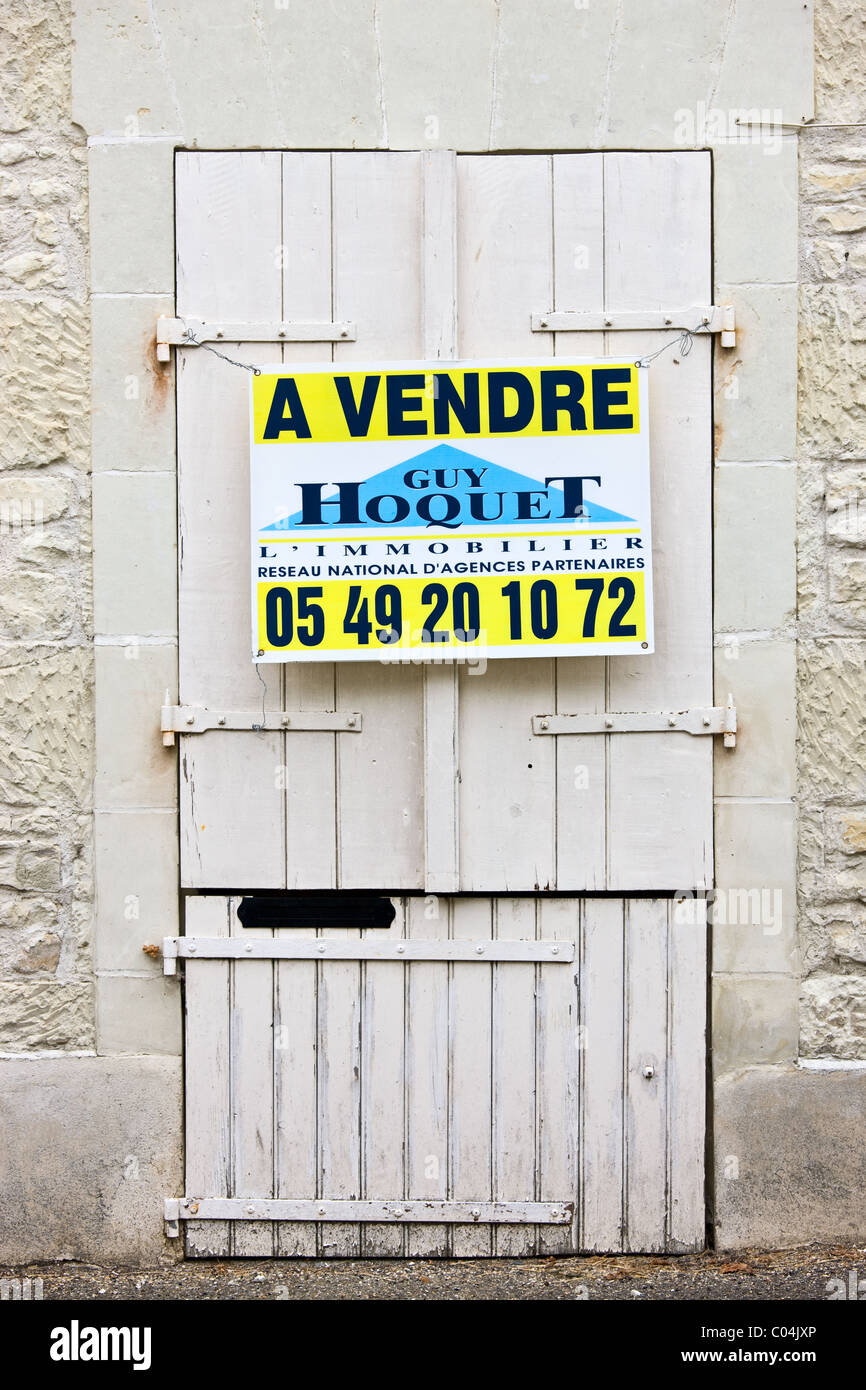 In vendita segno sul periodo di proprietà a Serigny nella Valle della Loira, Francia Foto Stock