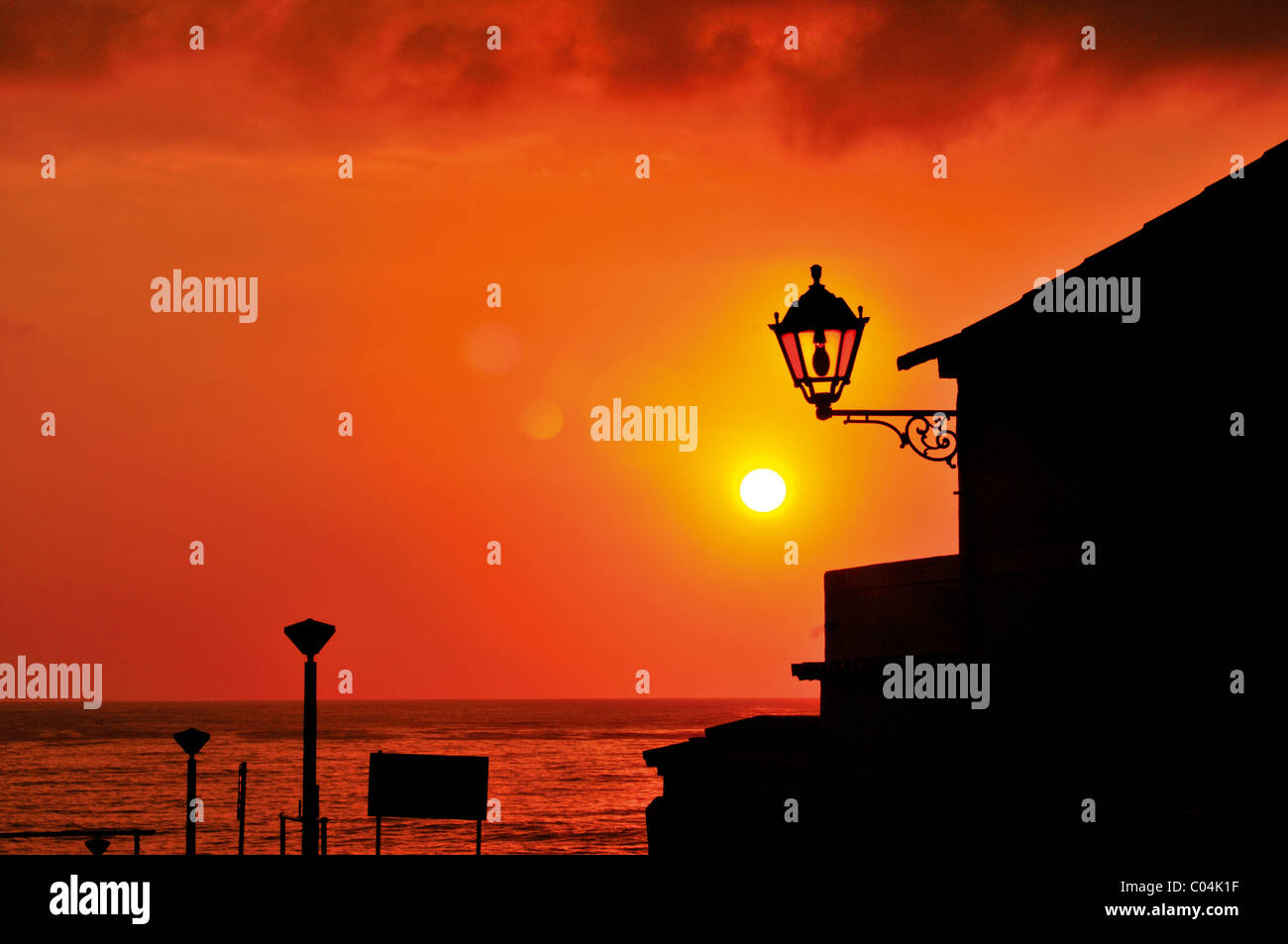 Portogallo Alentejo: Tramonto a piccola ex villaggio di fisher Porto Covo Foto Stock