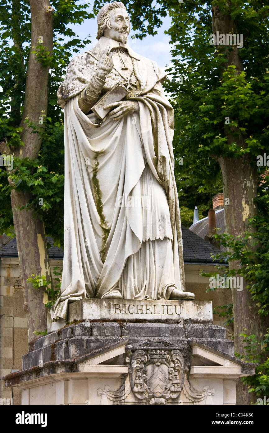 Statua di Pietra di un monumento del Cardinale Richelieu, ex primo ministro nella città di Richelieu, Francia Foto Stock