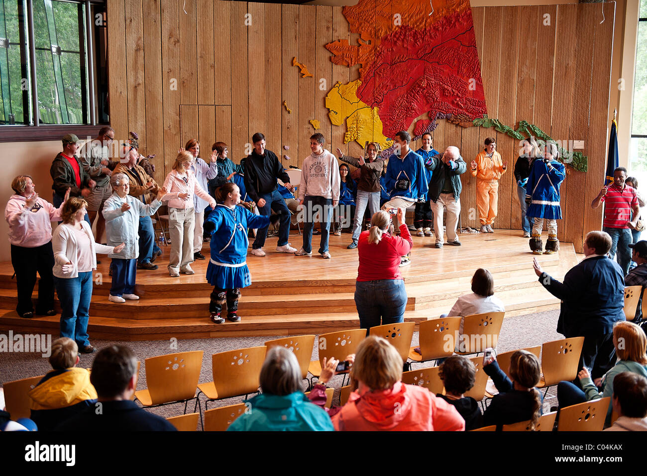 Nativo della gioventù in Alaska dimostra la tradizionale danza della sua cultura presso il nativo di alaskan Heritage Centre, Anchorage, Alaska, Stati Uniti d'America. Foto Stock