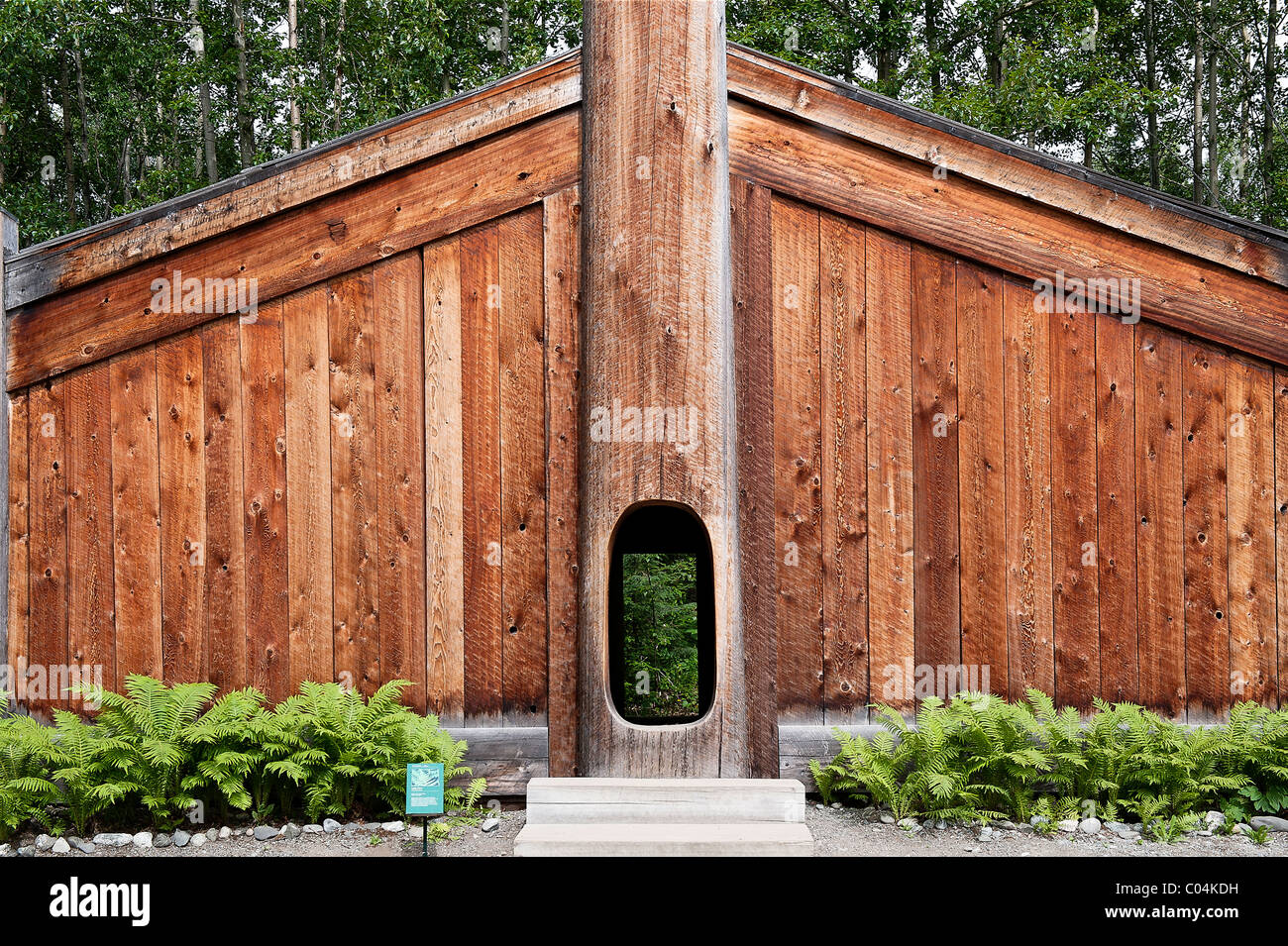 Legno casa del clan, Alaska native Heritage Centre, Anchorage, Alaska, Stati Uniti d'America Foto Stock