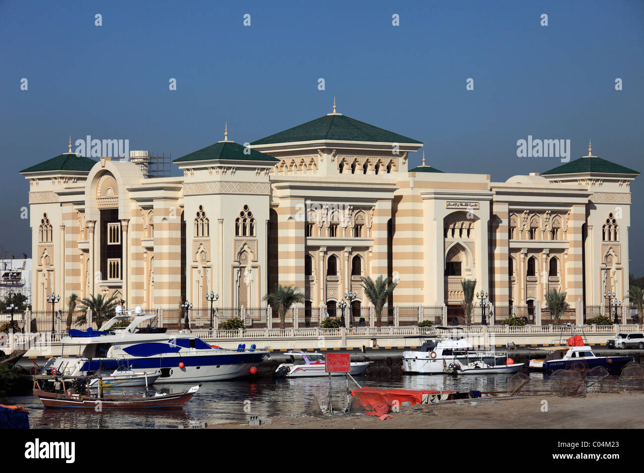 Emirati Arabi Uniti, Sharjah, Creek, edifici governativi, barche Foto Stock