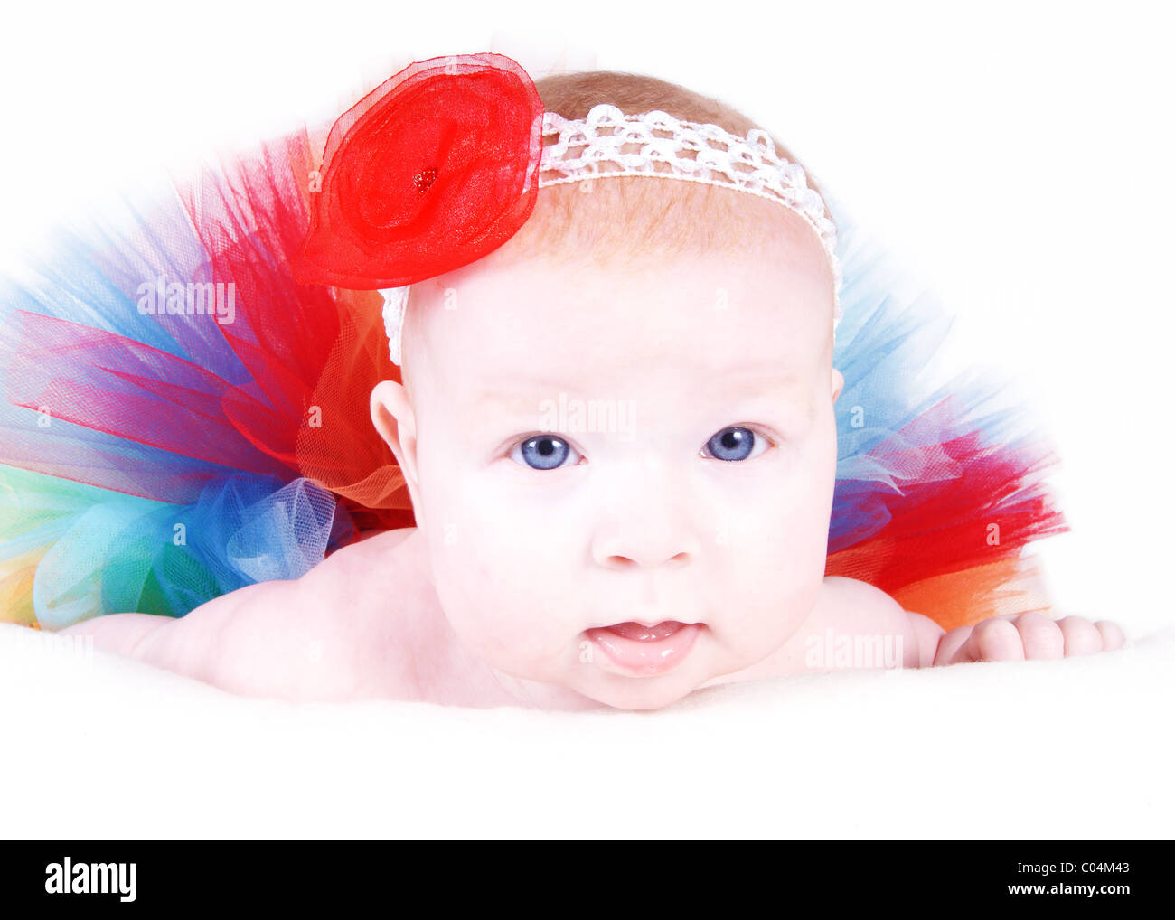 17 settimane vecchio Baby girl in arcobaleno tutu Foto Stock