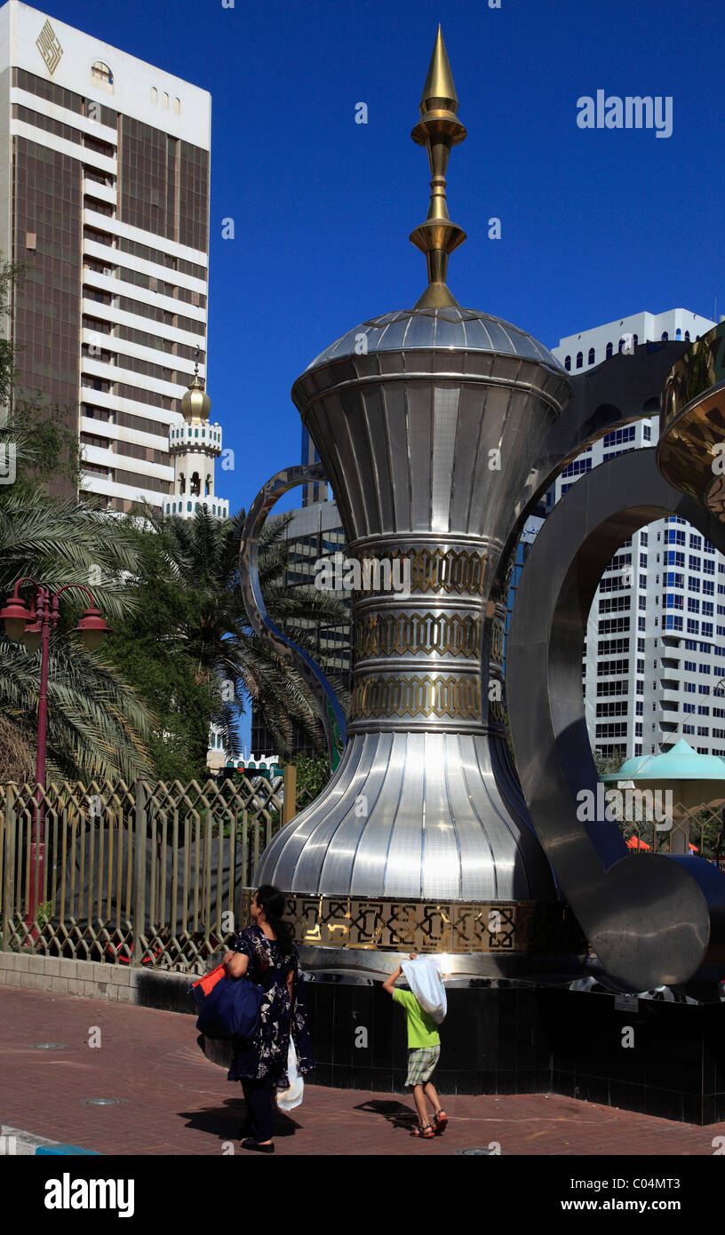 Emirati Arabi Uniti, Abu Dhabi, Capital Gardens, scene di strada, Foto Stock