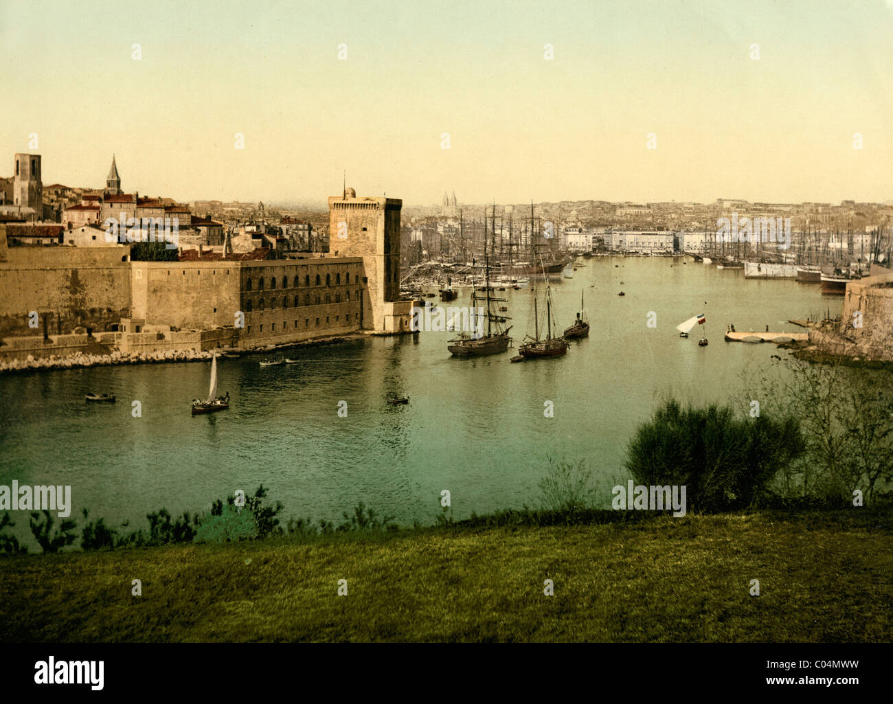 Vista del Vecchio Porto di Marsiglia e Forte di Saint Jean al Porto o porto di ingresso, Provenza, Francia c1900. Vintage Photochrome, Photochrom o Fotochrom Print Foto Stock