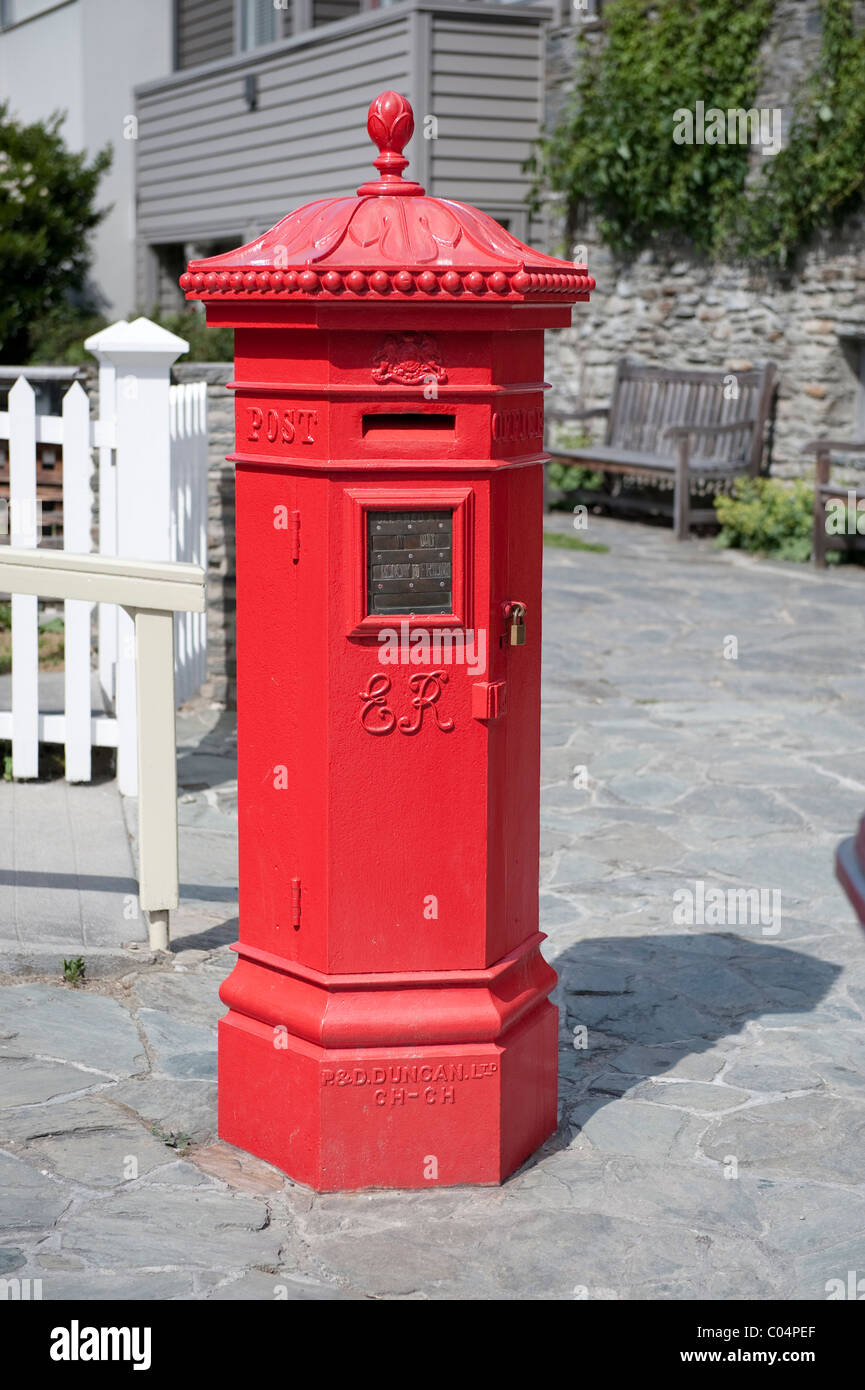 Una rara forma esagonale Edward VII PENFOLD pilastro casella al di fuori dell'ufficio postale di Arrowtown, Nuova Zelanda Foto Stock