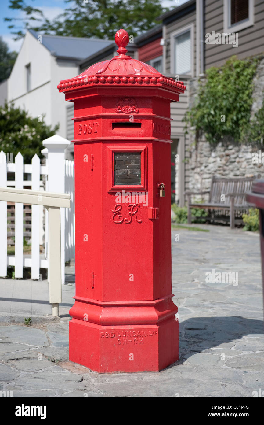 Una rara forma esagonale Edward VII PENFOLD pilastro casella al di fuori dell'ufficio postale di Arrowtown, Nuova Zelanda Foto Stock