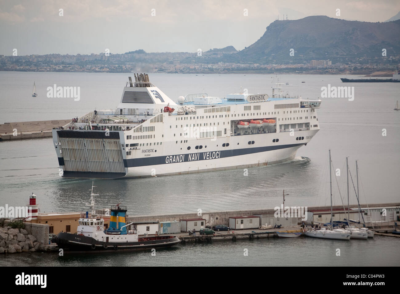 Per i passeggeri dei traghetti nel porto di 'fantastico' vela per l'Italia continentale da Palermo Sicilia.Italia. Foto Stock