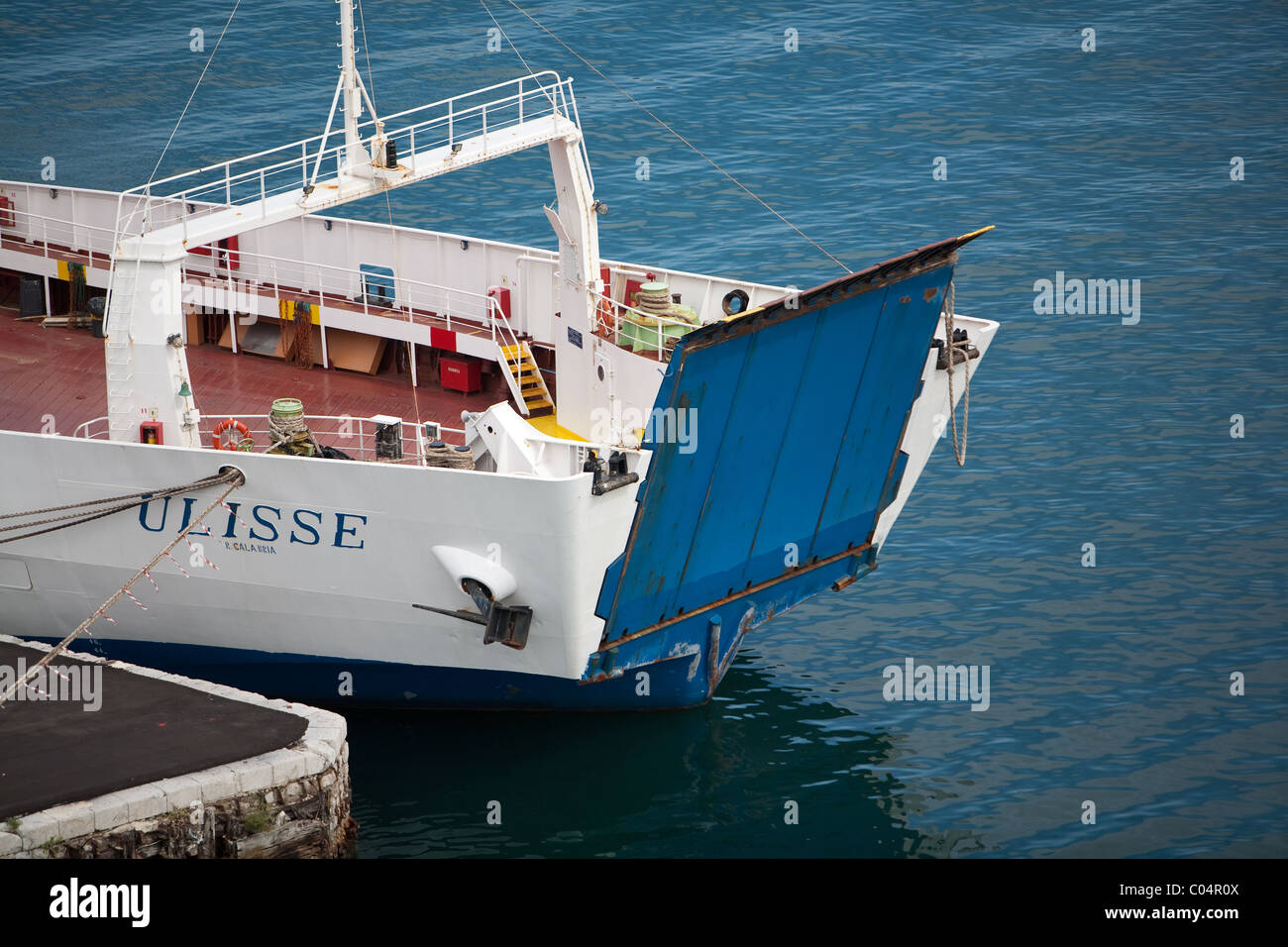 Traghetto ro-ro ormeggiate nel porto di palermo con rampa di prua fissato. Foto Stock