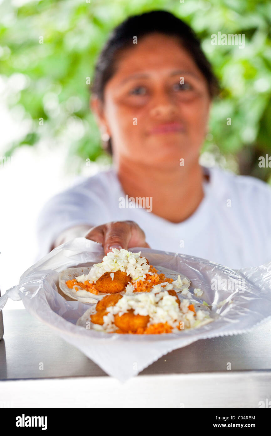 Gamberetti Tacos da un venditore ambulante, Cancun, Messico Foto Stock