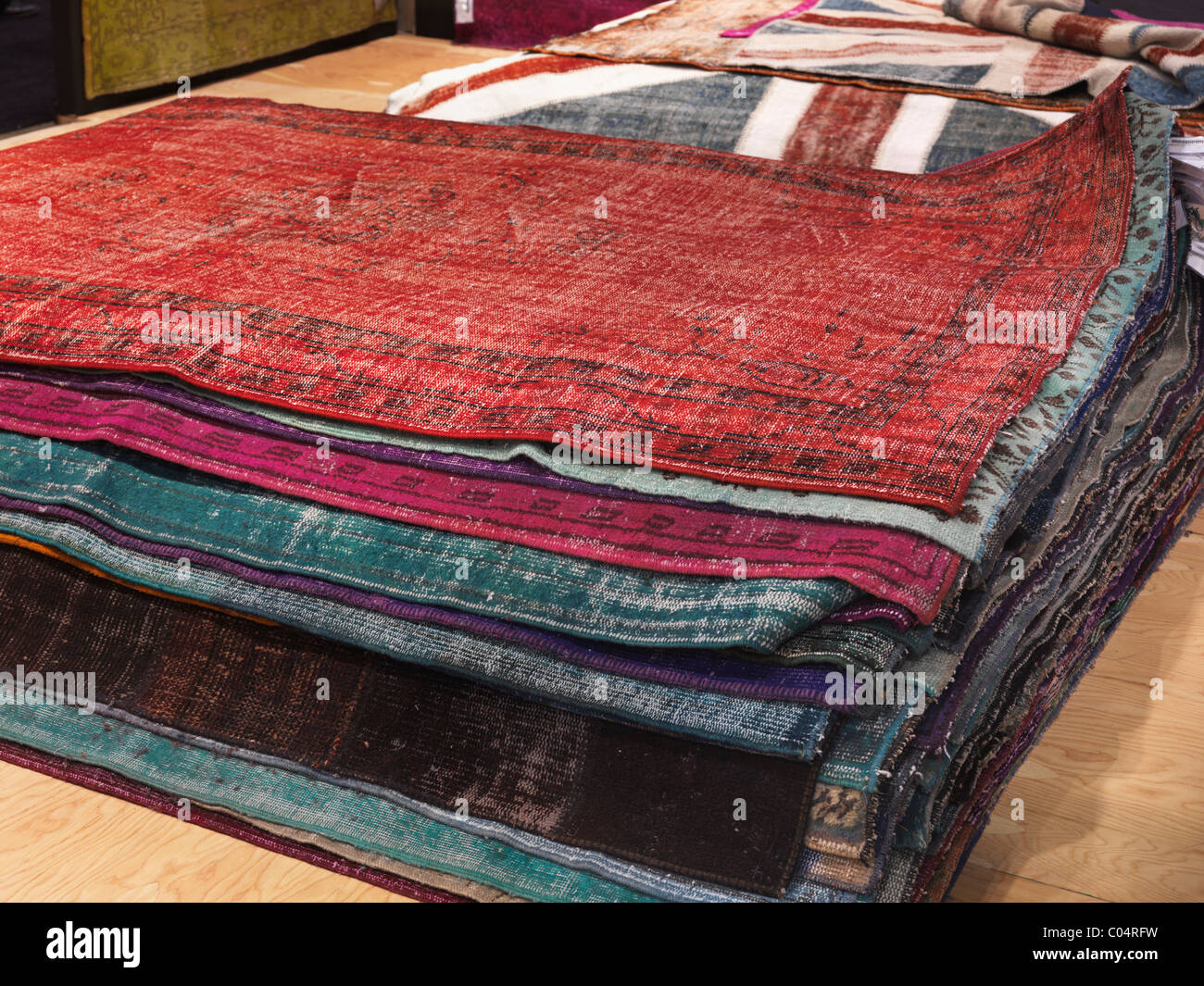 Pila di colorati tappeti vintage Foto Stock