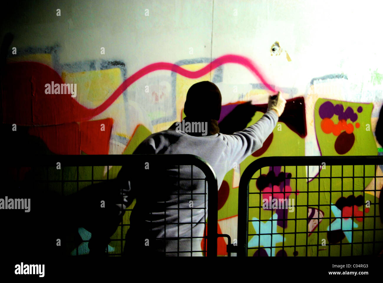 Graffiti artista al lavoro. Foto Stock