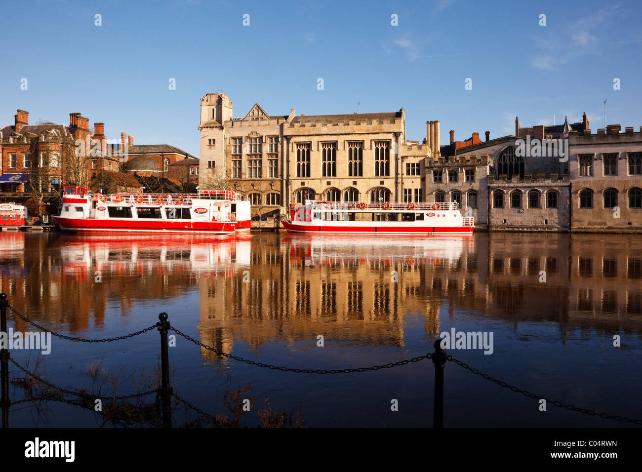 Luogo allagato, piacevoli barche turistiche ormeggiate sul fiume Ouse, sponde scoscese. York, Yorkshire, Inghilterra, Regno Unito Foto Stock