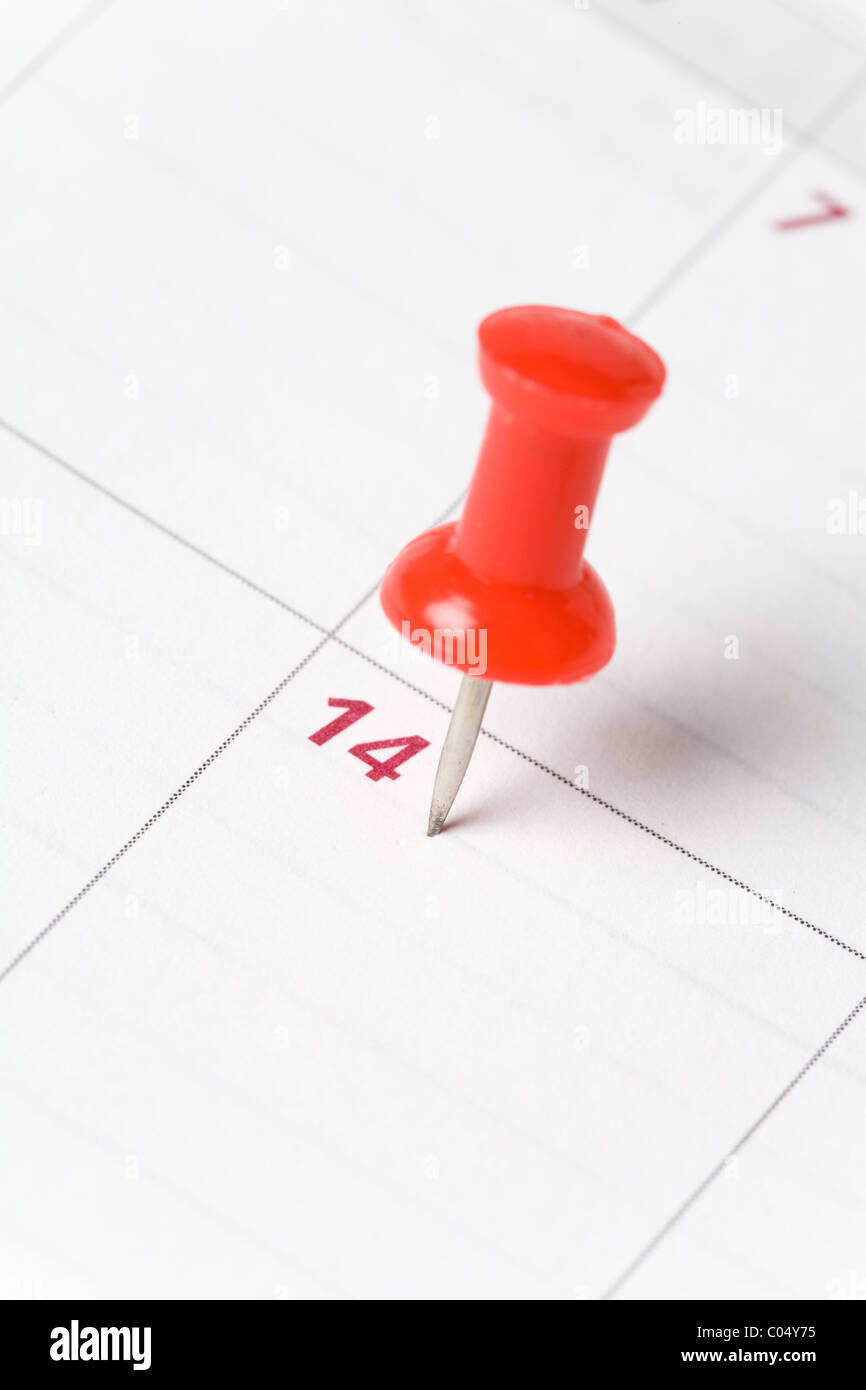 Il calendario e la puntina close up shot per lo sfondo Foto Stock