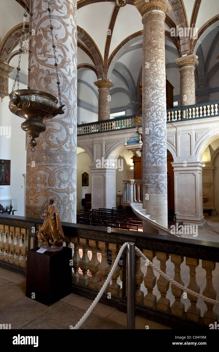 Vista dall altare della chiesa della Misericordia nella città di Santarém, Portogallo. Xvi secolo architettura tardo rinascimentale. Foto Stock