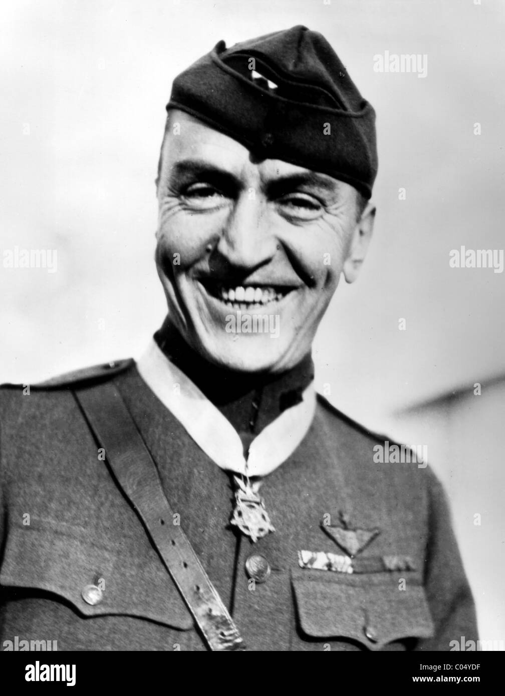 Il capitano Edward Vernon Rickenbacker indossando la Congressional Medal of Honor. Foto Stock