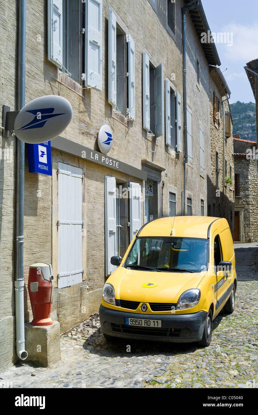 Un post furgone commerciale al di fuori dell'ufficio postale nel villaggio francese di Lagrasse nella regione Languedoc di Francia Foto Stock