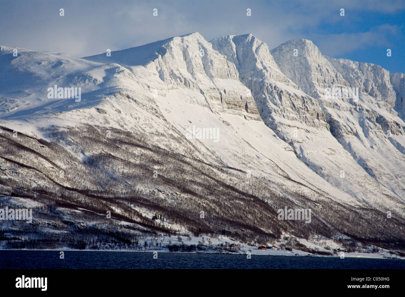 Appena a sud di Tromso, Norvegia. Dalla nave Hurtigruten Foto Stock