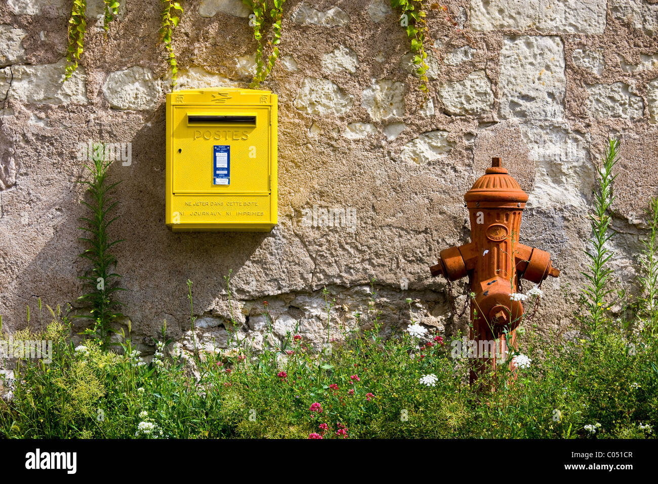Acqua tradizionale di idranti e letter box a Parnay nella Valle della Loira, Francia Foto Stock