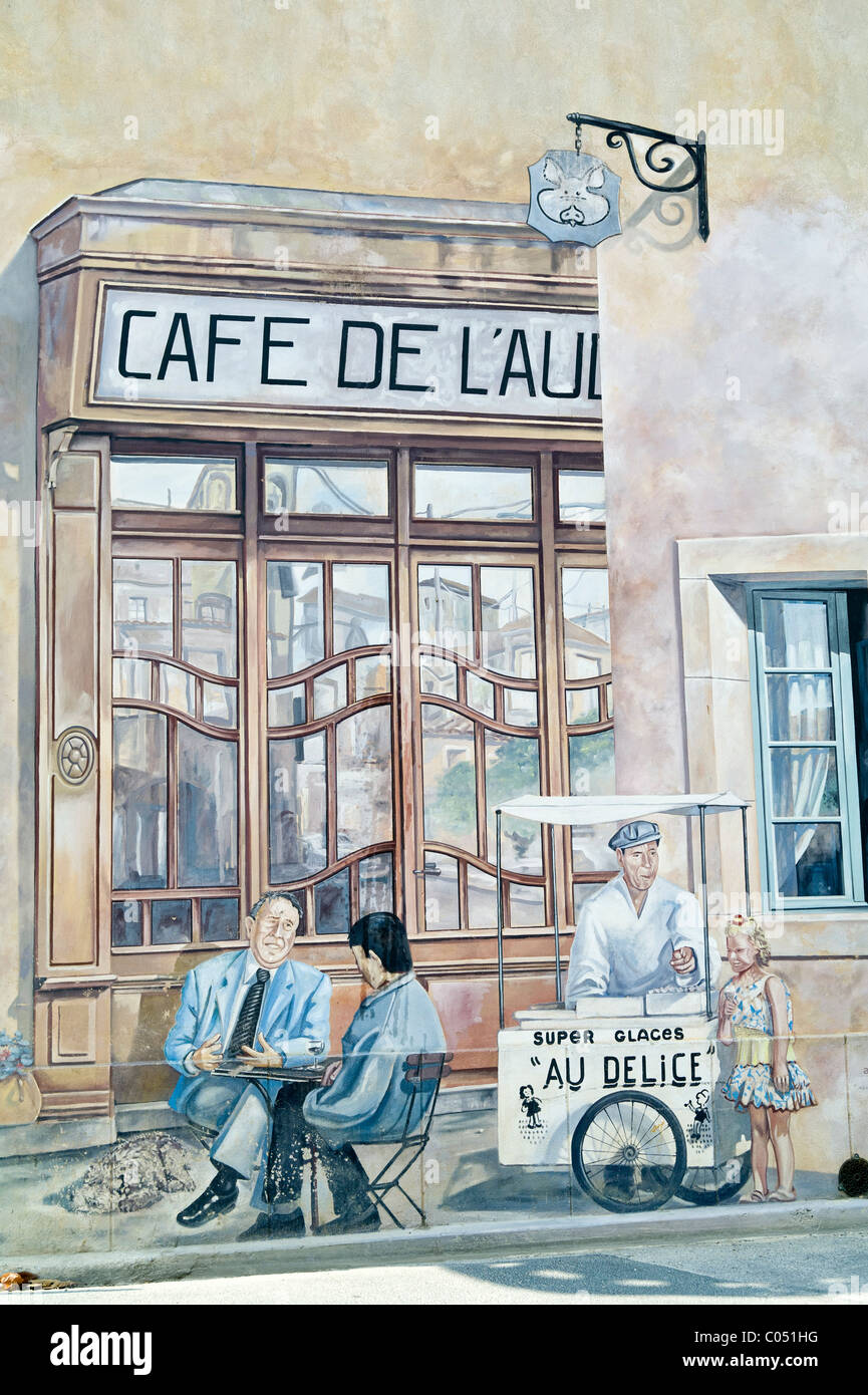 Cafe Wall Art nel villaggio francese di Puichéric nel Aude Francia Foto Stock