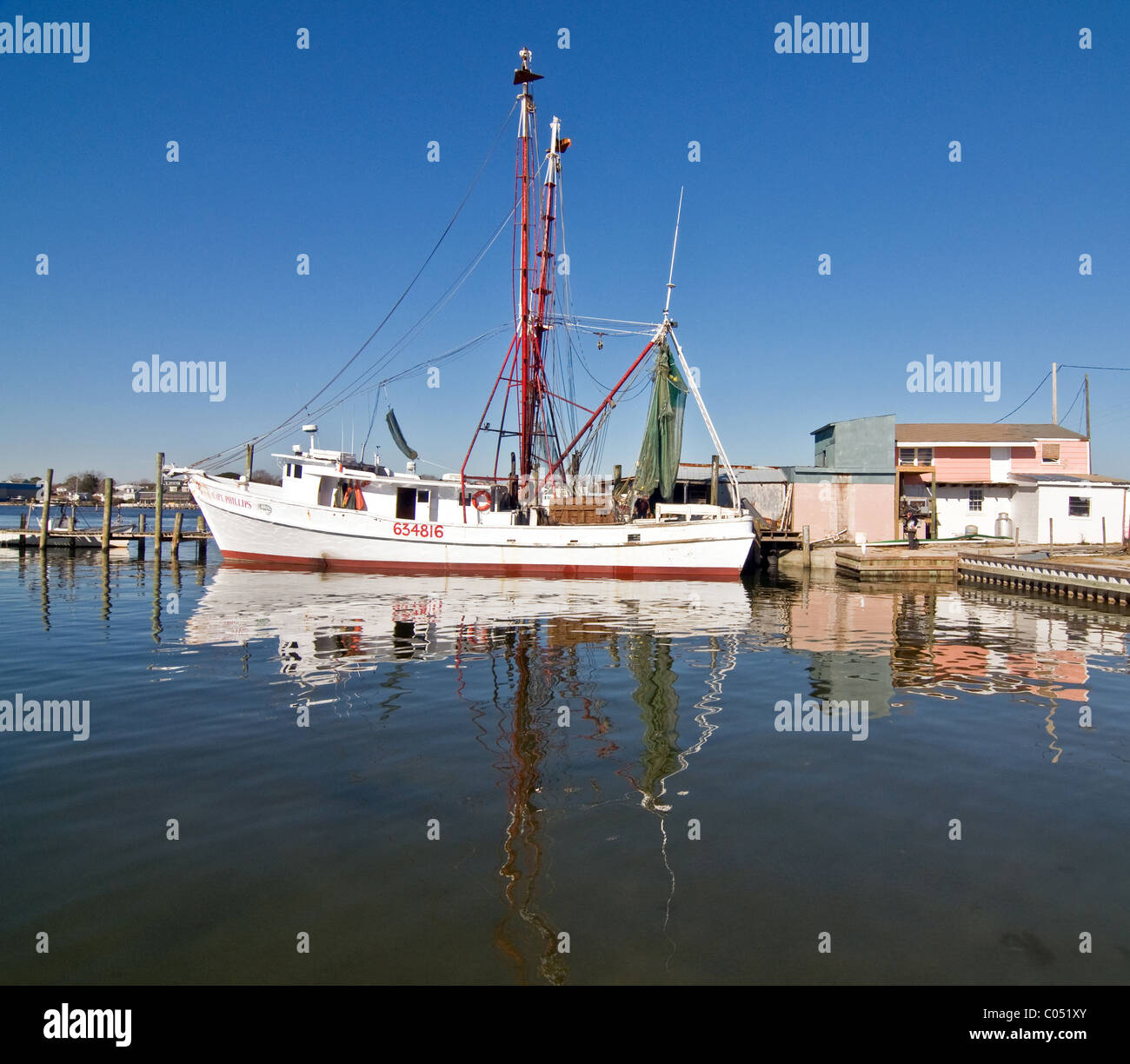 Barca da gamberetti in porto Foto Stock