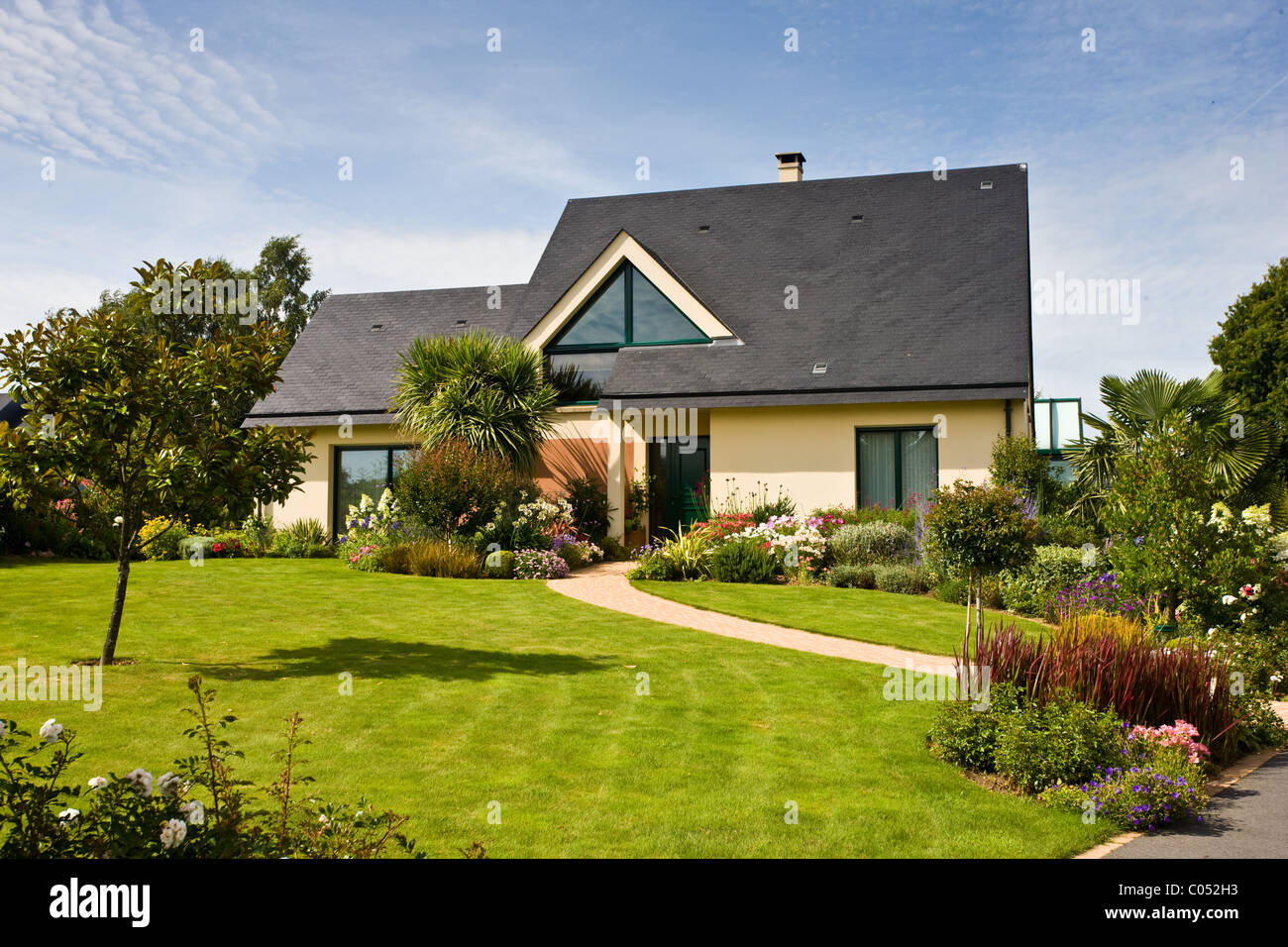 Tipico moderno francese bungalow casa a Ernee in Normandia, Francia Foto Stock