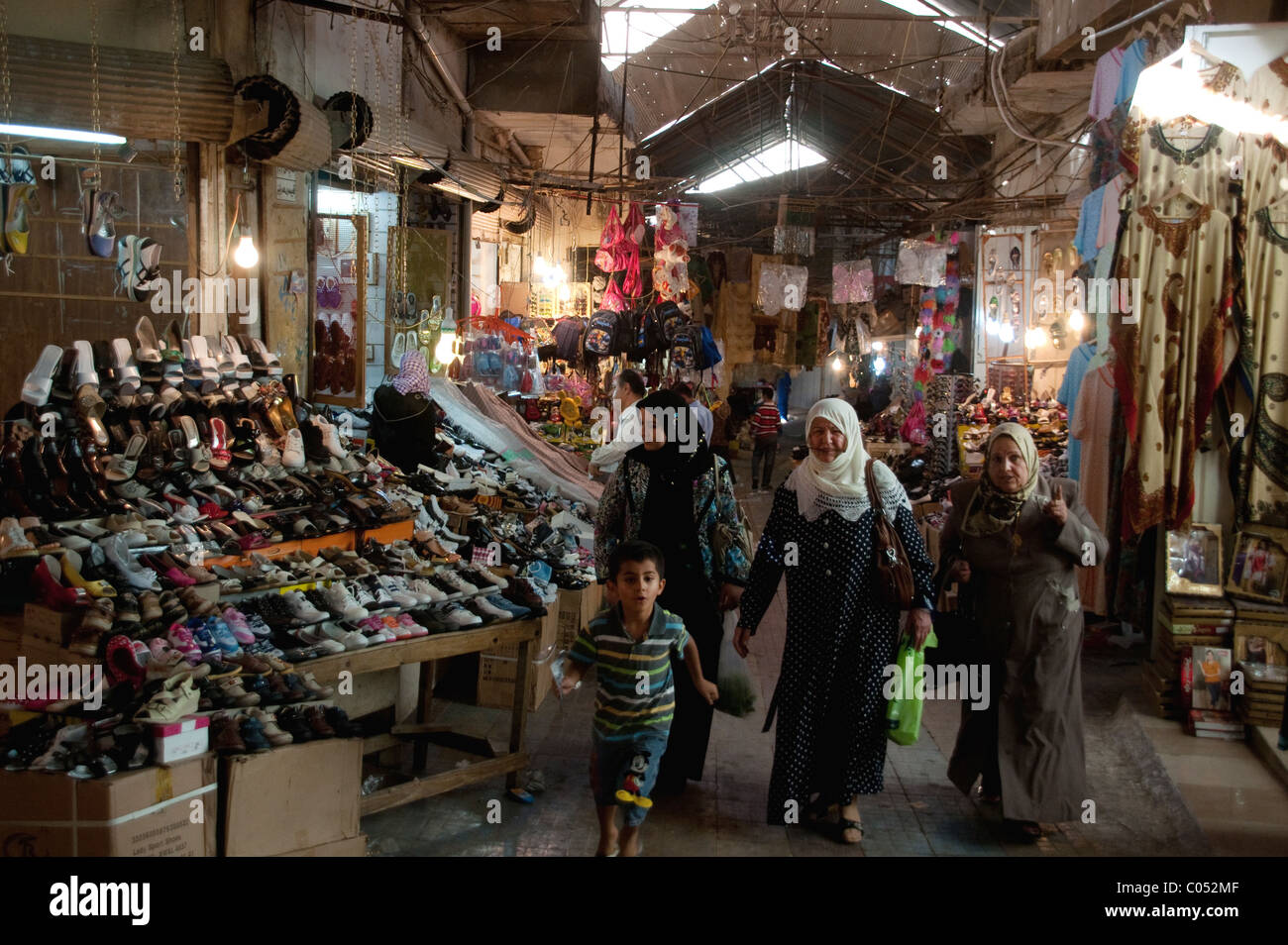 Donne curde acquirenti a piedi attraverso il quartiere del mercato bazar nella città di Erbil nella regione autonoma Kurdistan del Nord Iraq. Foto Stock