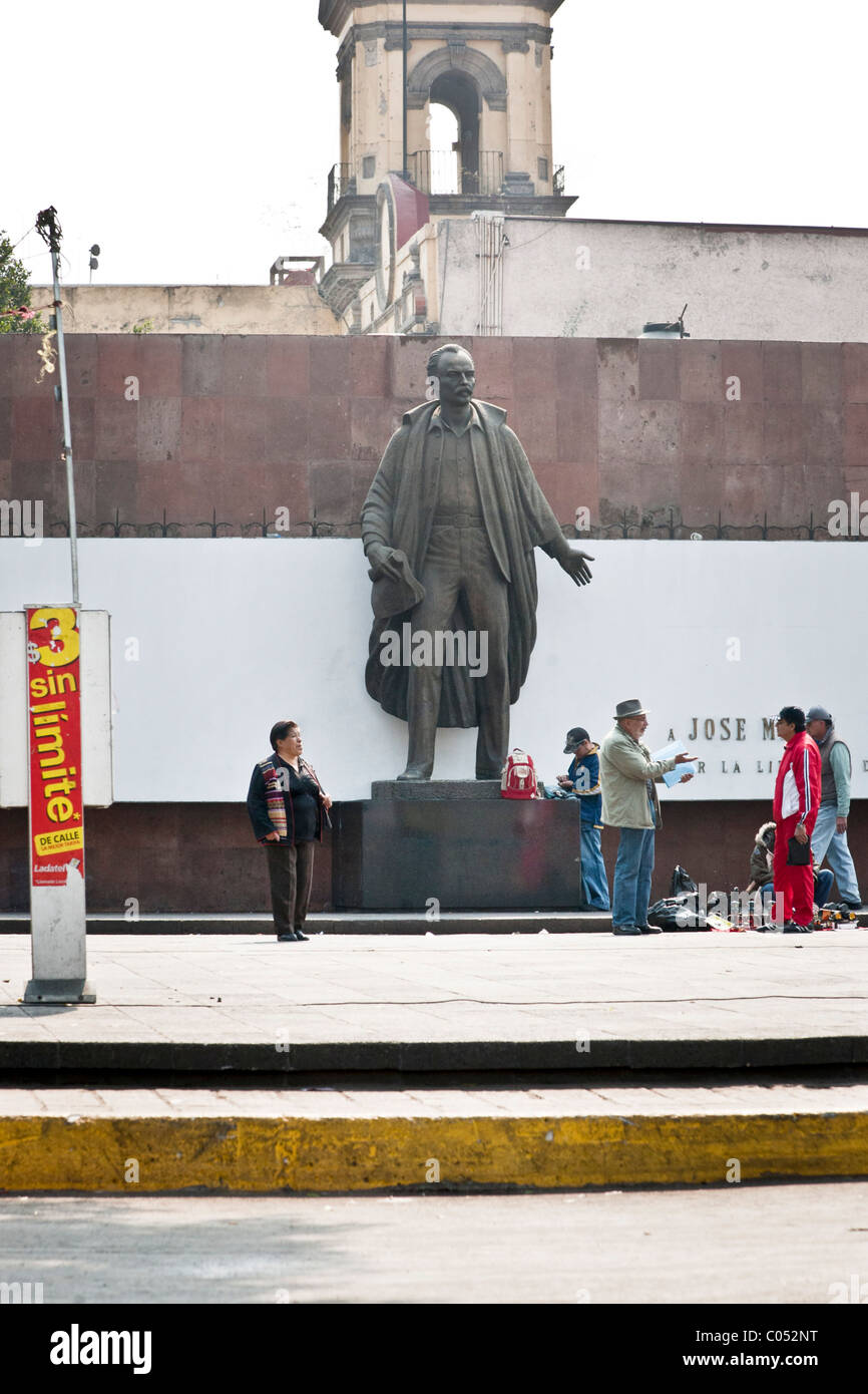 Avvicinabile monumento a Jose Marti poeta cubano & rivoluzionaria a livello della strada nel quartiere di Centro Città del Messico MESSICO Foto Stock