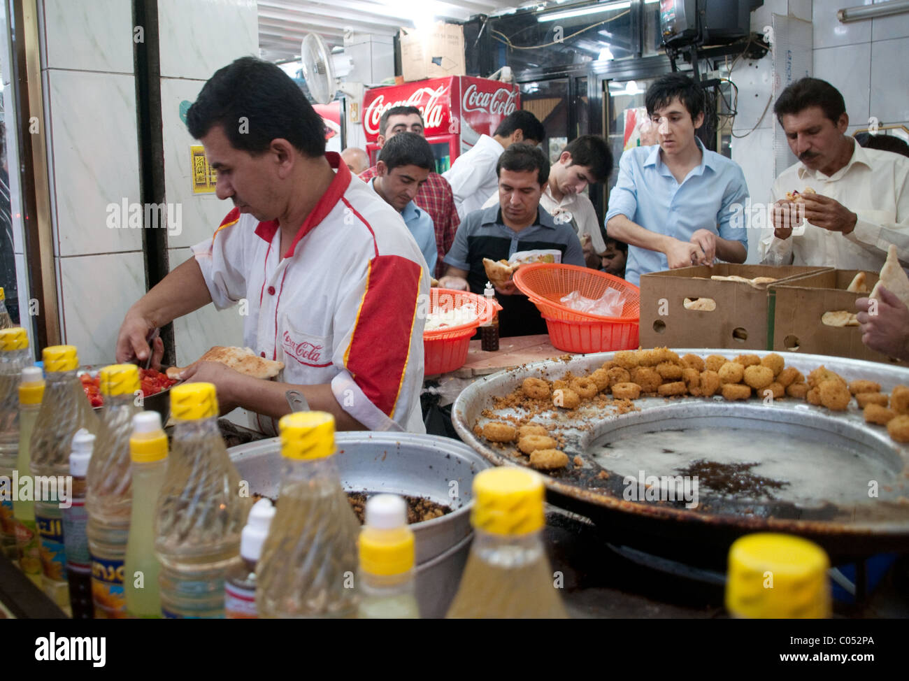 Clienti curdi in un falafel e shawarma ristorante nel quartiere bazar della città di Erbil, nella regione irachena Kurdistan del Nord Iraq. Foto Stock
