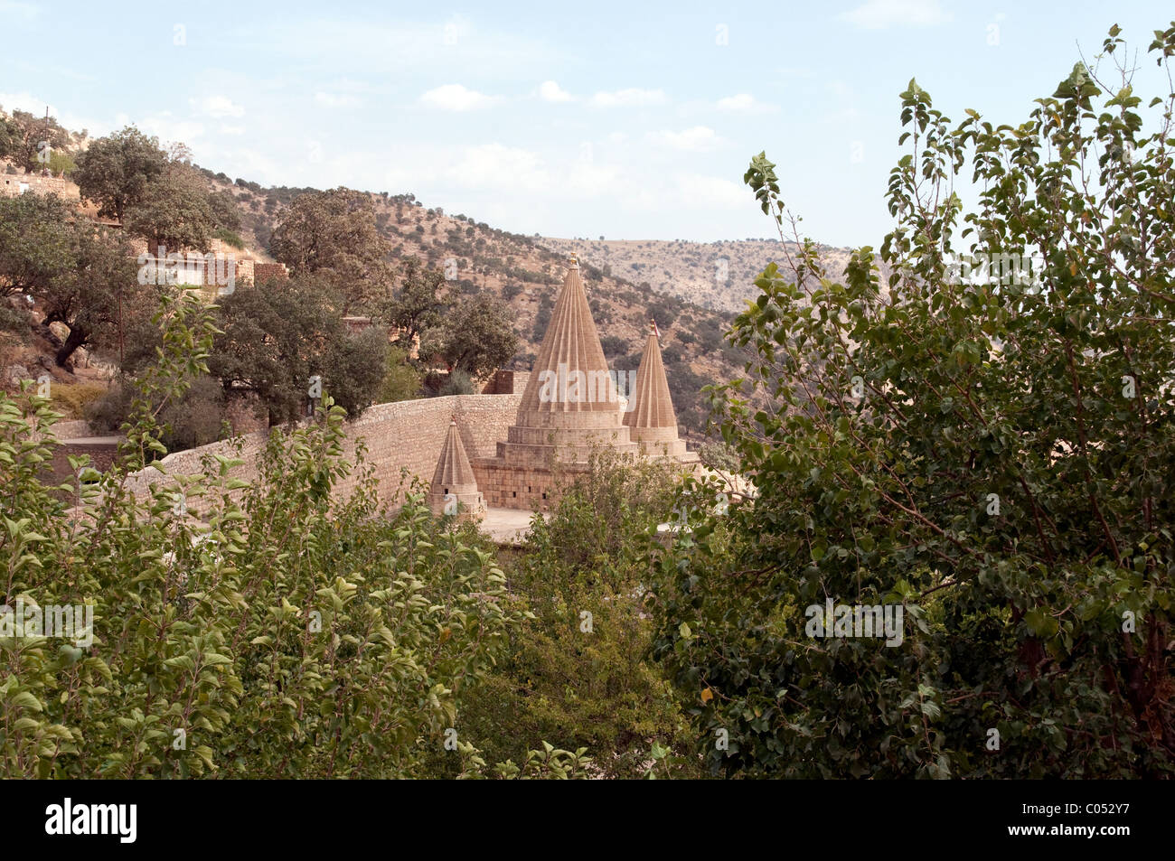 Una vista sulle guglie e mausolei della tomba dello sceicco Adi presso il santo Yezidi sito religioso di Lalish, Shekhan, Kurdistan, nell Iraq del nord. Foto Stock
