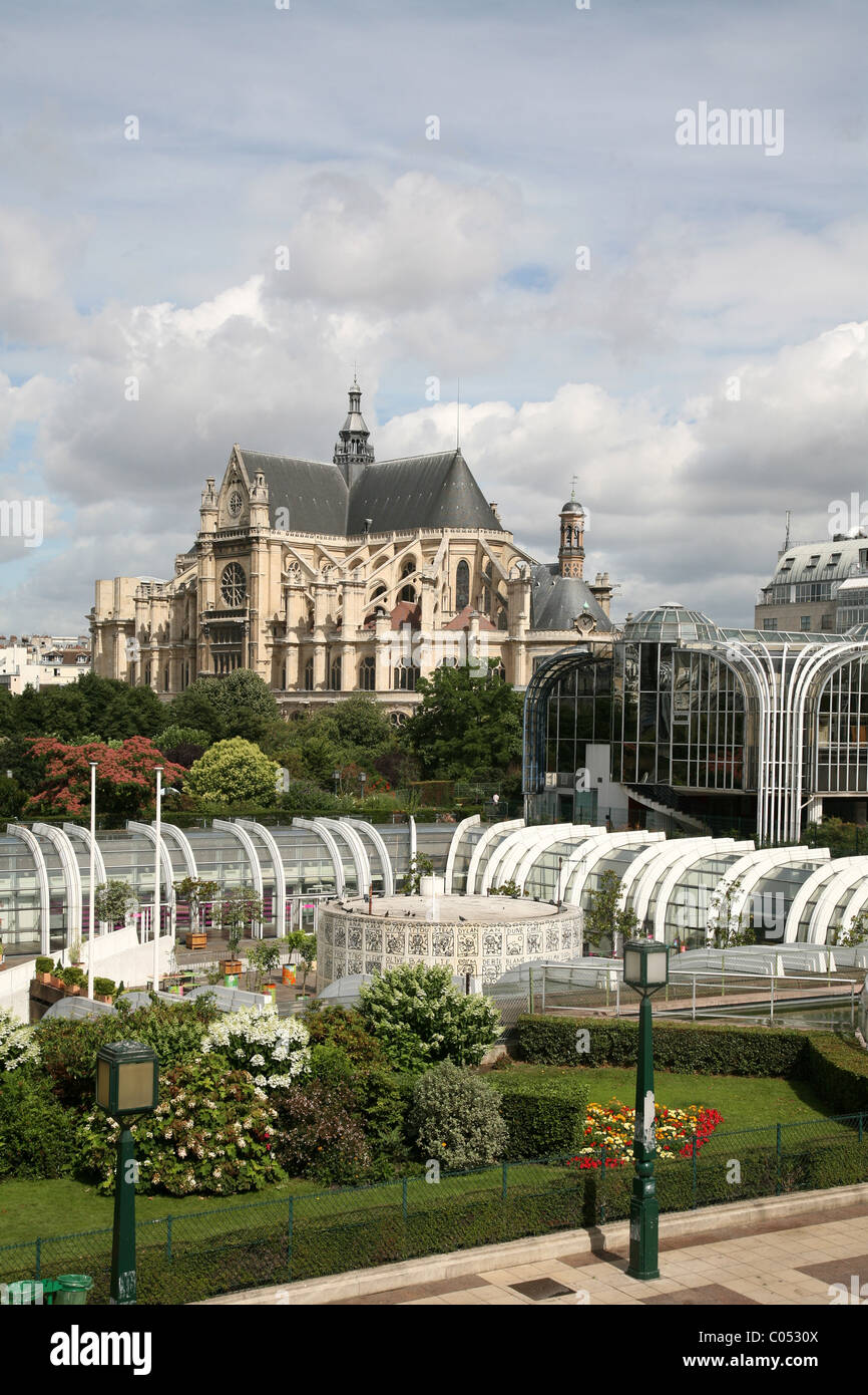 Les Halles Park e alla chiesa di Saint-Eustache Parigi Foto Stock