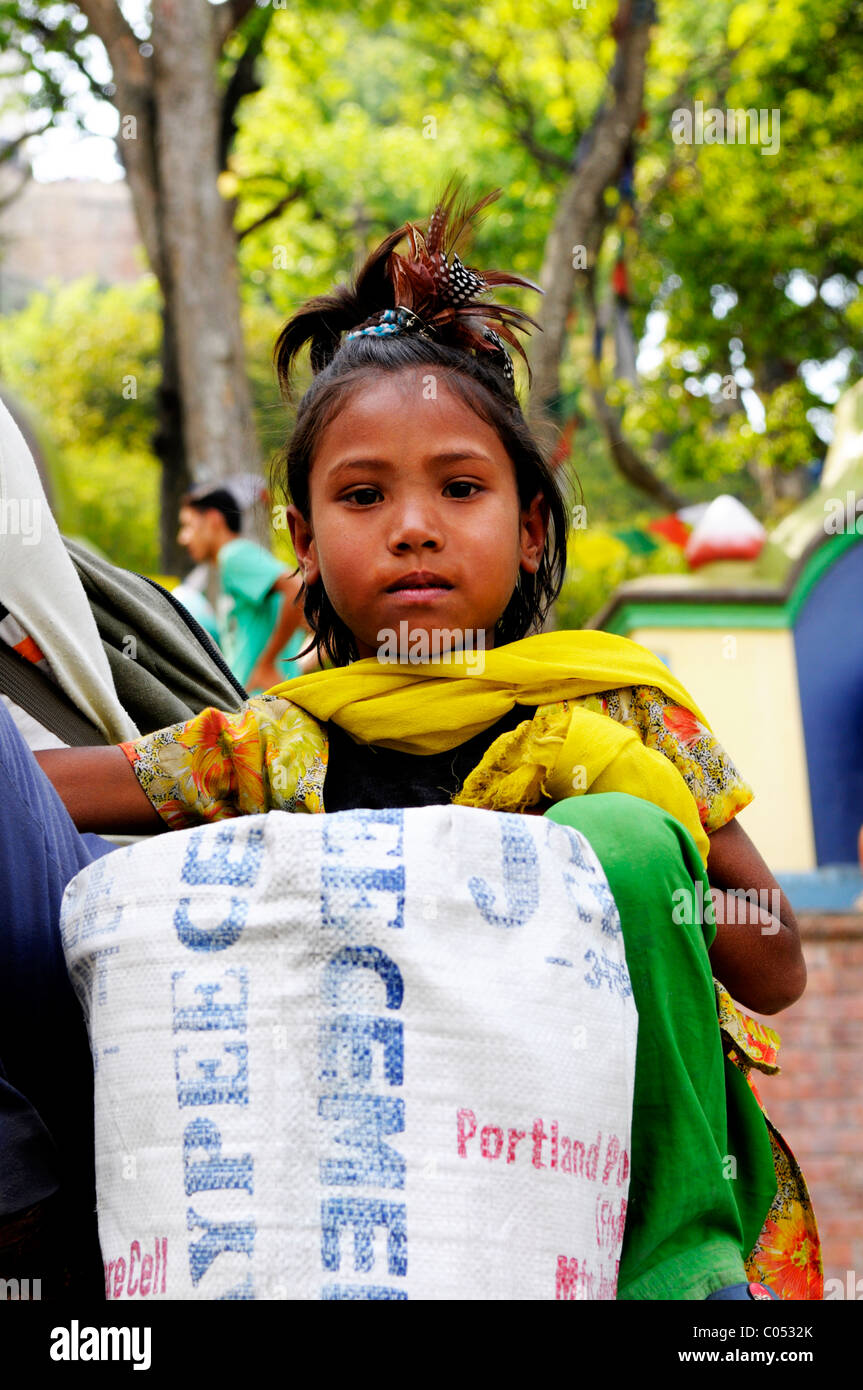 Giovane ragazza nepalese la raccolta di lattine di lattina , i popoli vive ( i nepalesi ) , la vita a Kathmandu , kathmandu vita di strada , il Nepal Foto Stock