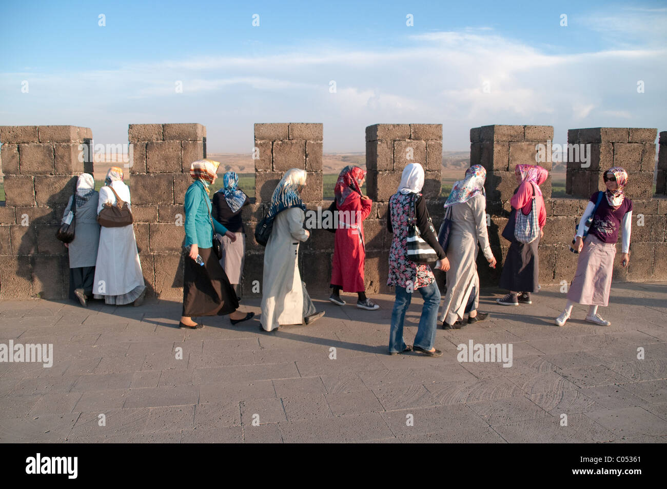 Un gruppo di giovani donne curde velate in hijab in cima alle vecchie mura e fortezza della città di Diyarbakir, nell'Anatolia orientale, Turchia sudorientale. Foto Stock