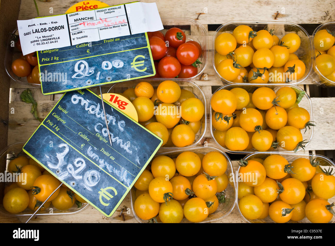 Prodotti locali pomodori rossi e giallo pomodori, al mercato degli agricoltori in Normandia, Francia Foto Stock