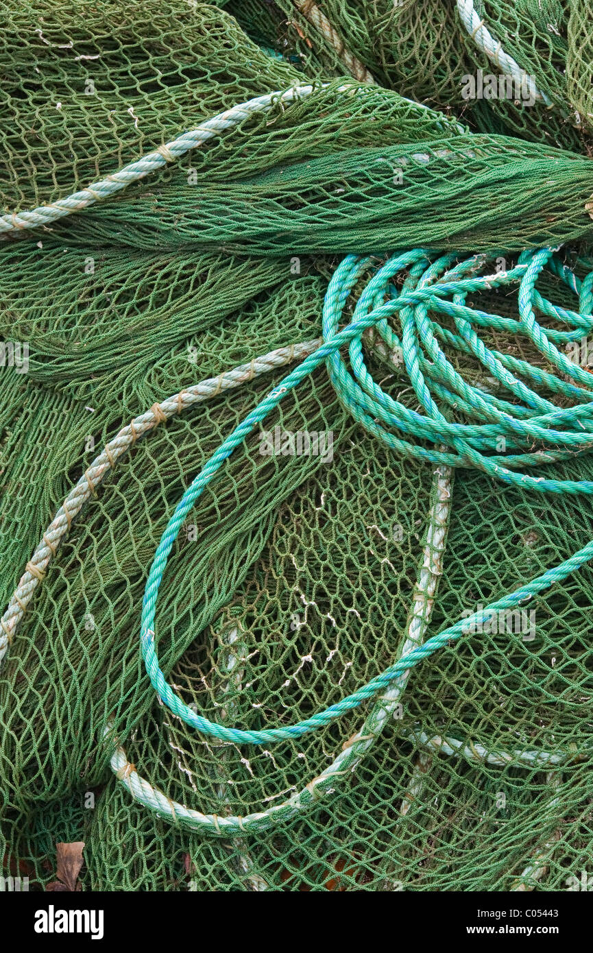 Aringa seine tipo reti da pesca impilati al di fuori della baia di argento Seafood impianto di trasformazione in Sitka, Alaska. Foto Stock
