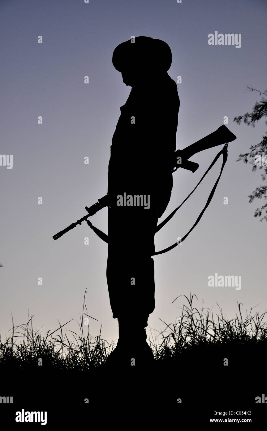 Una silhouette di un soldato indiano Foto Stock