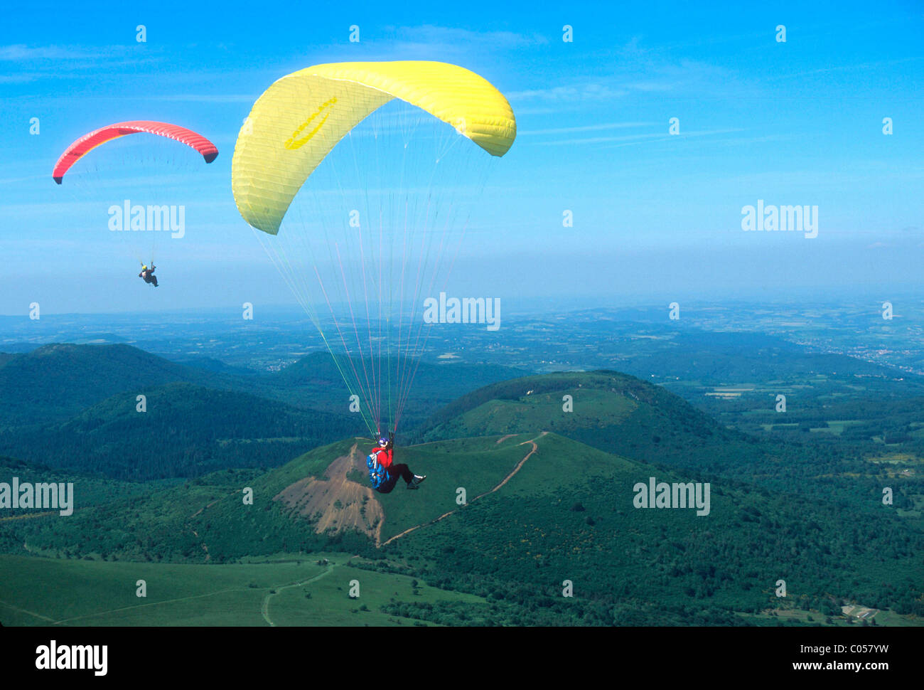 Il deltaplano vicino al Puy de Dome vulcano in Auvergne, Francia. Foto Stock