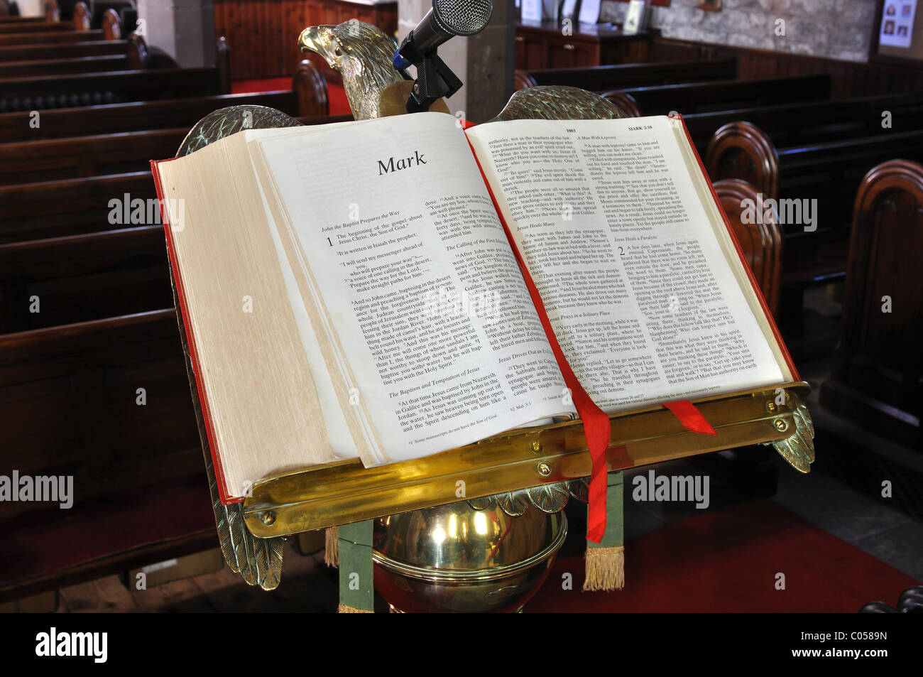 Aprire la bibbia sul leggio, Chiesa di Santa Maria, Cubbington, Warwickshire, Regno Unito Foto Stock