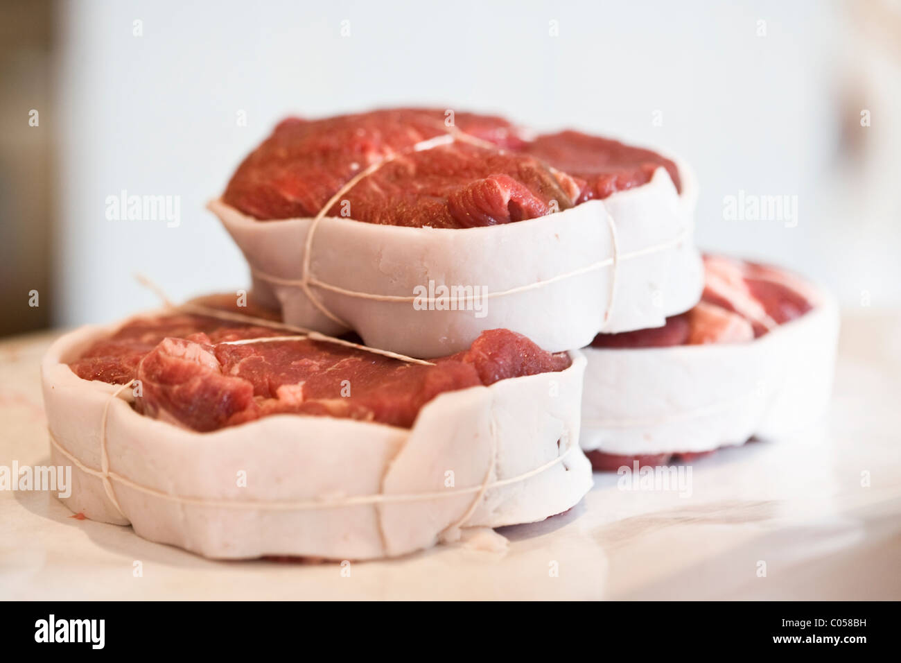 Entrecote steak avvolto in fatto di oca e legati insieme da string a un macellaio a Pauillac, Francia Foto Stock