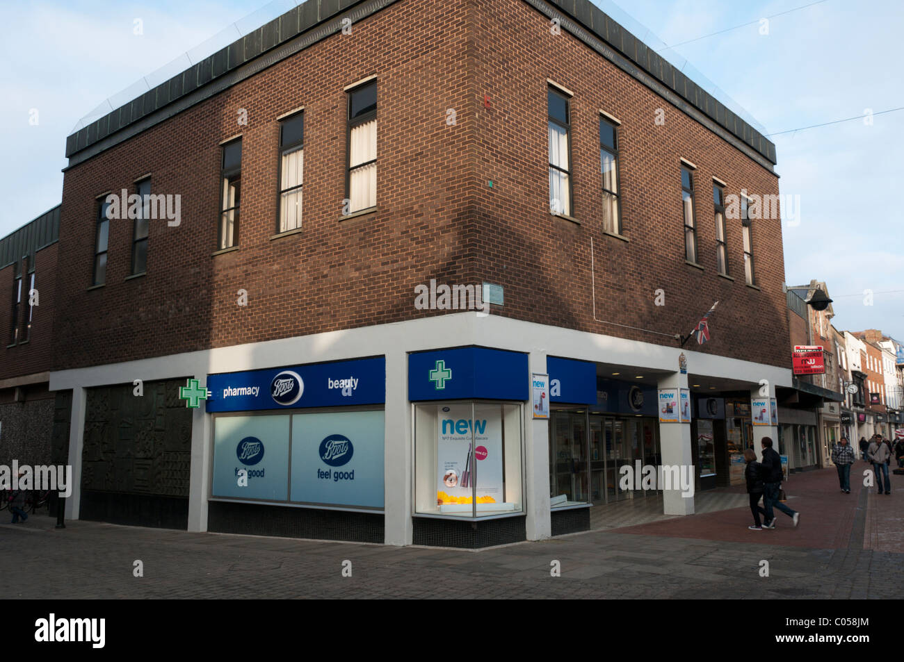 Stivali farmacia su un angolo del King's Lynn High Street Foto Stock