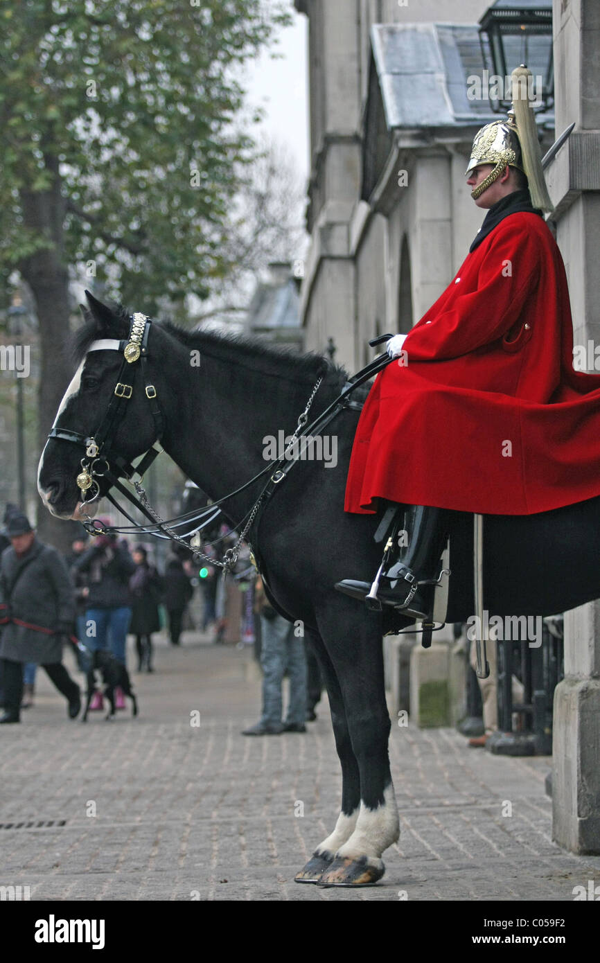 Un Queen's Life Guard all'ingresso delle Guardie a Cavallo a Londra Foto Stock
