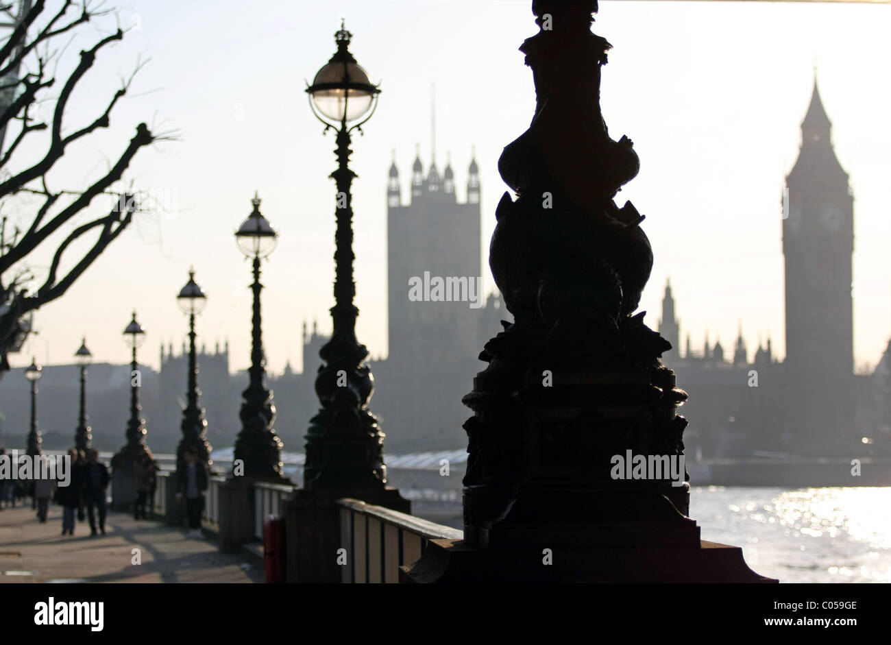 Silhouttes di luci di strada lungo gli argini del fiume Tamigi a Londra con le case del Parlamento in background Foto Stock