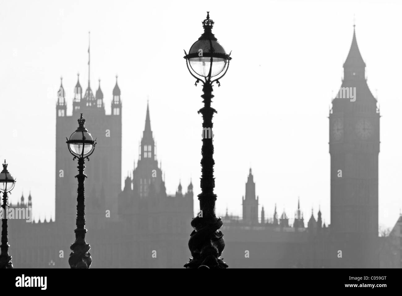 Silhouttes di luci di strada lungo gli argini del fiume Tamigi a Londra con le case del Parlamento in background Foto Stock