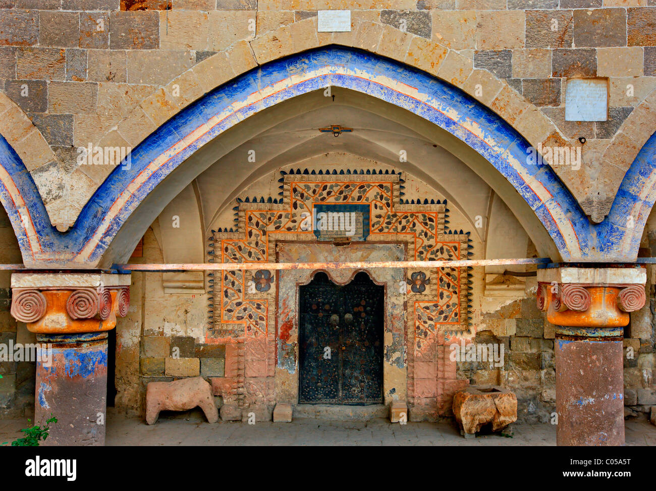 Il cancello principale della vecchia chiesa greco ortodossa dei Santi Elena e Costantino in Sinasos, Cappadocia, Turchia Foto Stock